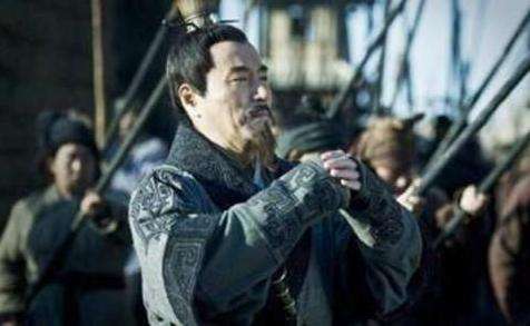 汉朝第一任丞相害韩信诛三族后，为了活命，竟自污名节自保