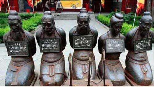岳飞庙前跪着的五个铁像，除了秦桧夫妇，另外三个又是何人？