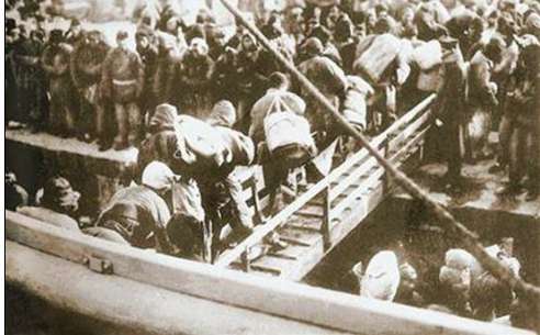 此人下了一道政令，百年后汉人越来越富，满人旗人却沿街乞讨