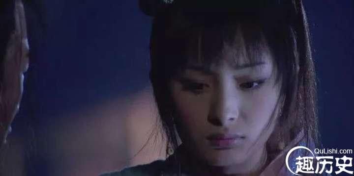 她是出身显贵的妃子，可是她的儿子被皇后抢走，她还被皇后害死