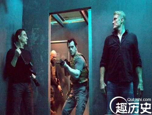 《深海越狱》预告正式公布 尚格·云顿在核潜艇被严刑拷打