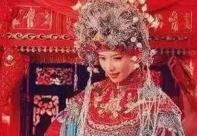 你知道凤冠霞帔怎么来的吗？最初是贵族女性的礼服