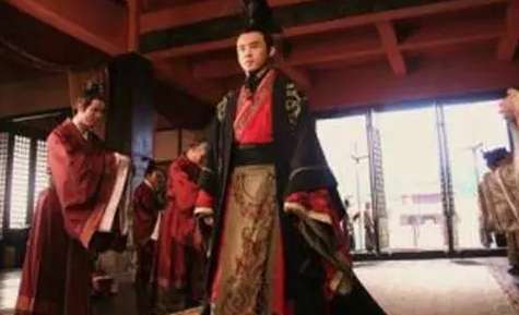 皇帝妃子被野猪袭击，侍卫见死不救还拦住皇帝，为什么皇帝还赏赐他？