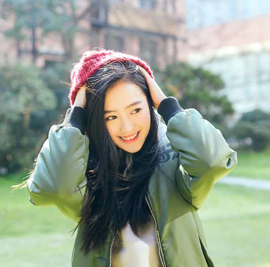 王梓薇甜美写真
