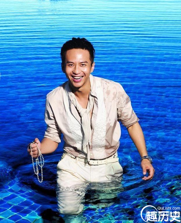 邓超婚后连登两大男刊封面 时尚大片露健硕胸肌