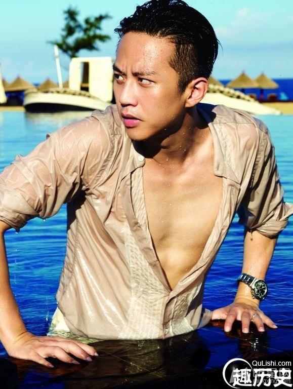 邓超婚后连登两大男刊封面 时尚大片露健硕胸肌