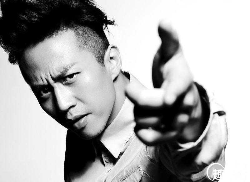 邓超率性登杂志封面 演绎“有态度男人“