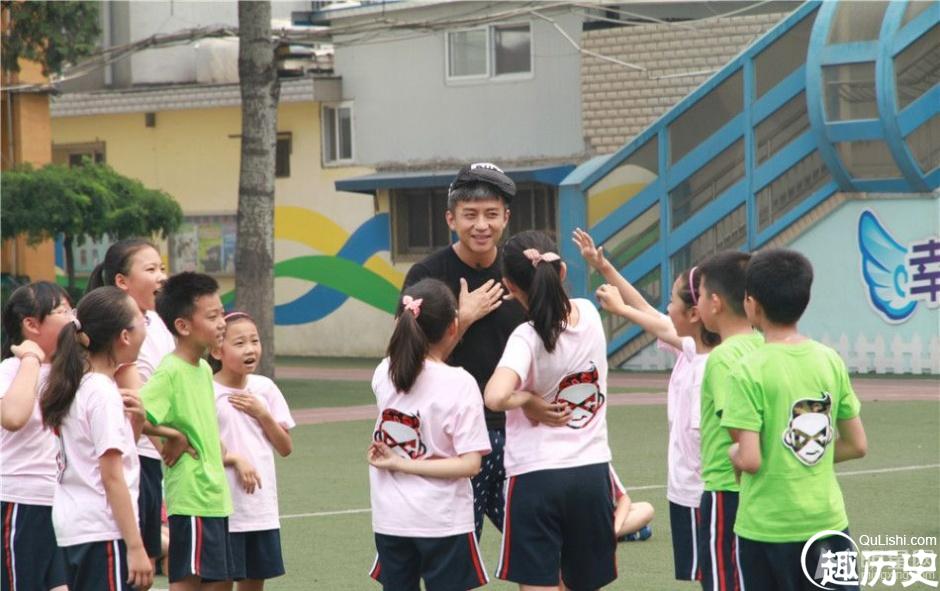 邓超到小学当“插班生”跟小学生玩撕名牌