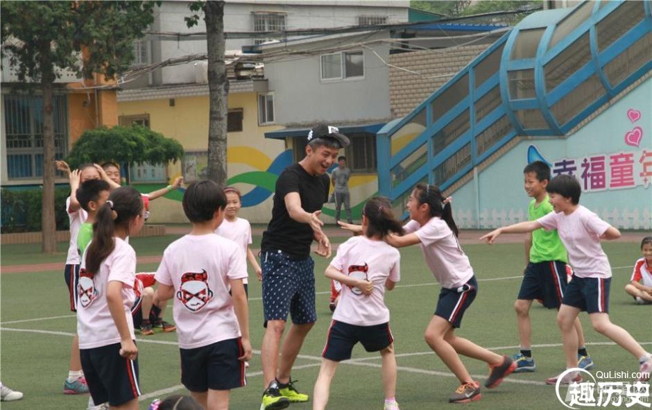 邓超到小学当“插班生”跟小学生玩撕名牌