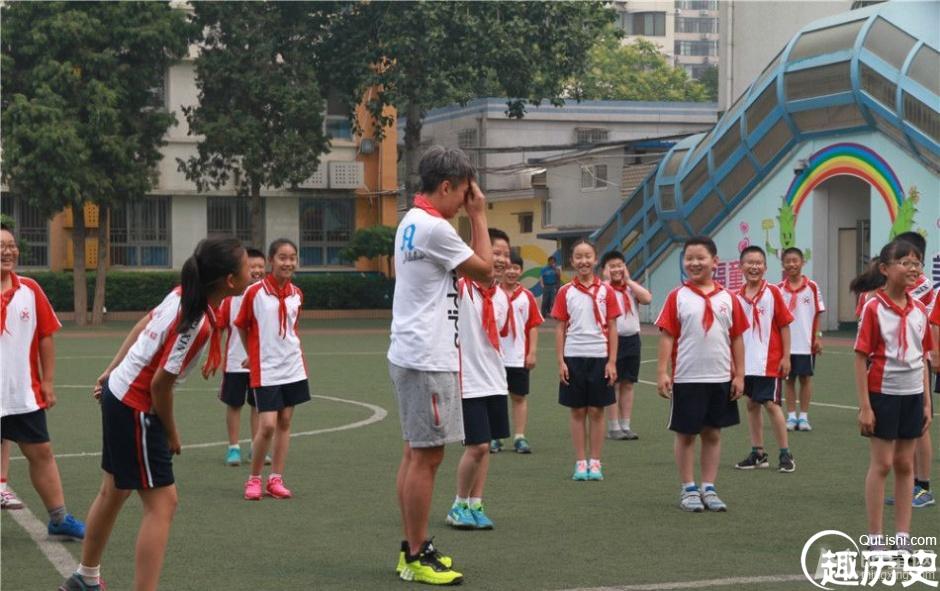 邓超到小学当“插班生”跟小学生玩撕名牌