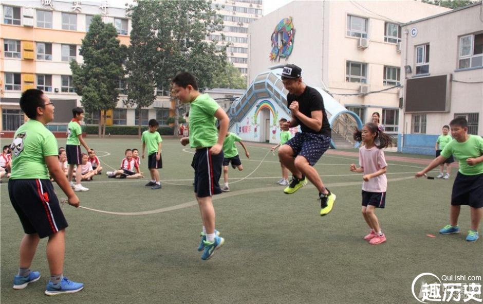 邓超到小学当“插班生”跟小学生玩撕名牌