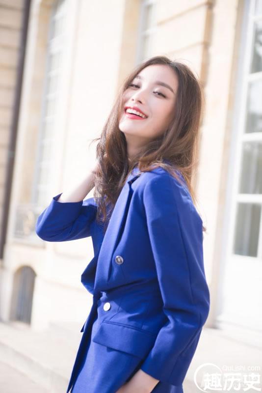 倪妮参加2014春夏巴黎时装周 一套蓝装霸气侧漏