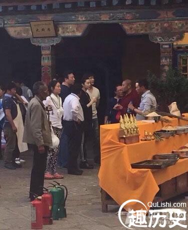 范冰冰李晨大昭寺虔诚礼佛 十指紧扣恋情甜蜜
