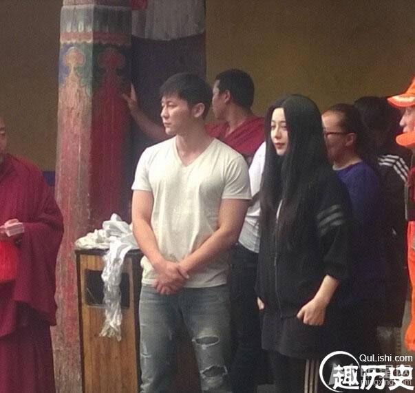 范冰冰李晨大昭寺虔诚礼佛 十指紧扣恋情甜蜜