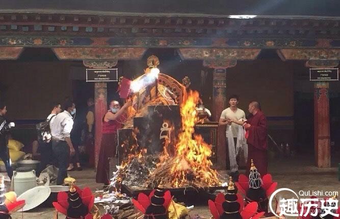 范冰冰李晨大昭寺虔诚礼佛 十指紧扣恋情甜蜜