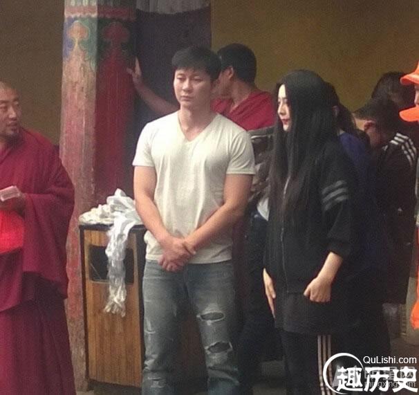 范冰冰李晨大昭寺虔诚礼佛 十指紧扣恋情甜蜜