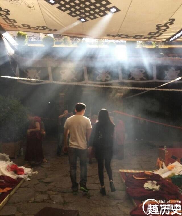 范冰冰李晨大昭寺虔诚礼佛 十指紧扣恋情甜蜜