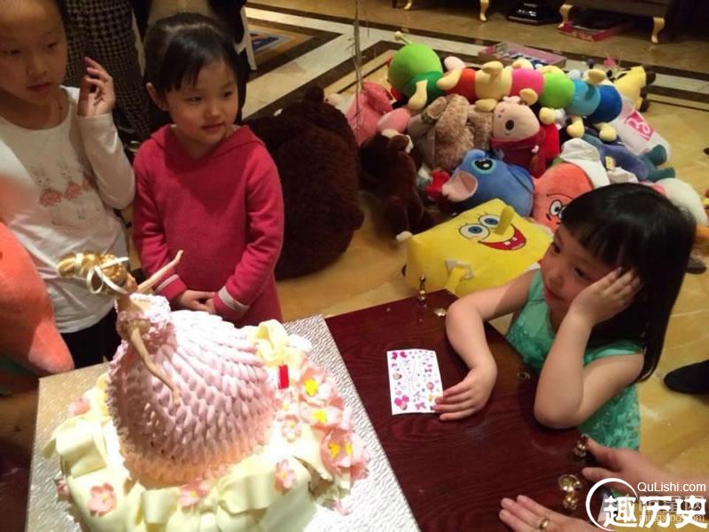 赵薇微博生活照第二波 抱女素颜自拍