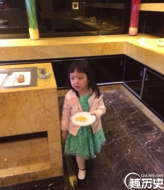 赵薇微博生活照第二波 抱女素颜自拍