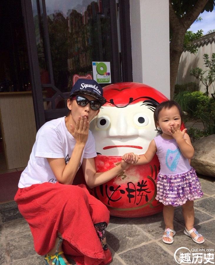 蔡少芬带女出游照 未见老公张晋