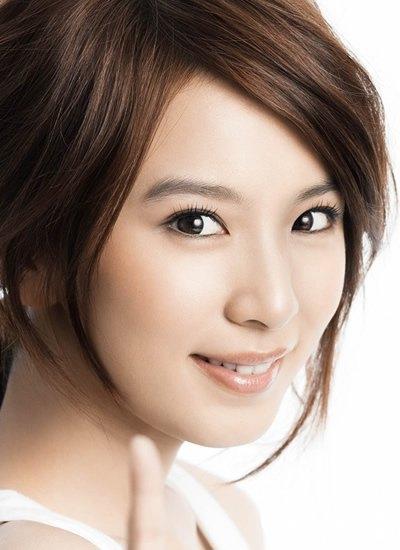 Hebe田馥甄代言护肤品宣传照