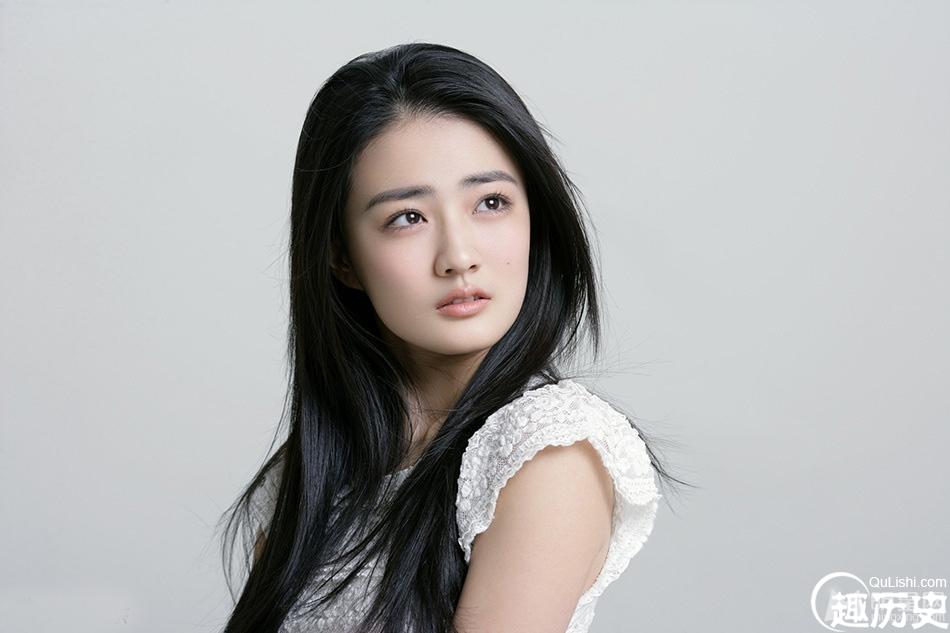 爱在春天95后小花旦徐璐清新写真