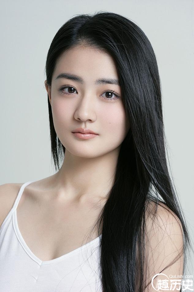 爱在春天95后小花旦徐璐清新写真