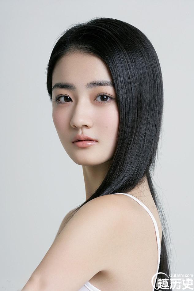 爱在春天95后小花旦徐璐清新写真