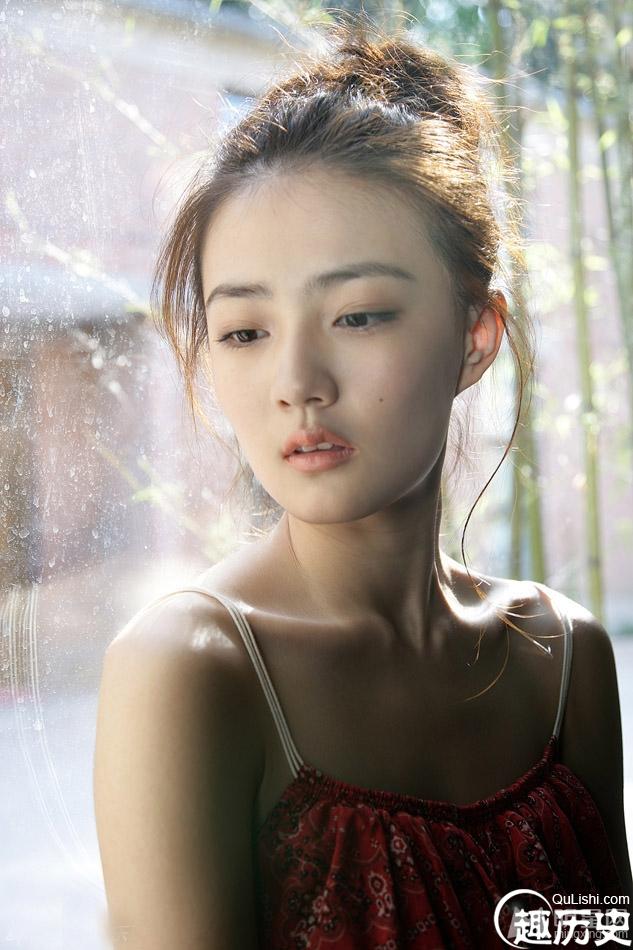 90后徐璐萌系写真 简单妆容清新唯美