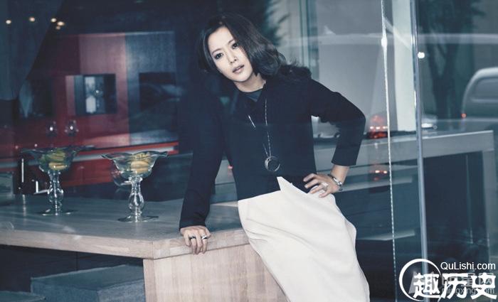 女神金喜善性感回归 完美曲线婀娜多姿