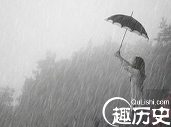 女大学生表白受挫 雨中“暴走”躺地求死