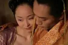 据说古代的女性上衣是肚兜 那她们会穿内裤吗？