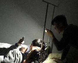 大学生熄灯后与女友视频 室友为其举灯照明