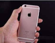小学同学聚会送每人一部iPhone 6S 被赞有情有义