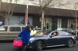为买紫貂交通瘫痪 真相竟为博出位