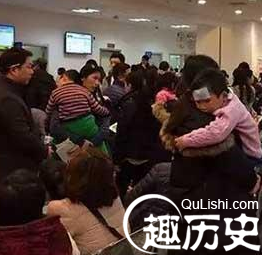 儿科专科急诊爆棚 半夜带娃就诊需等4小时