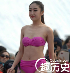 女大学生零下3度泳装秀 争1万元奖金