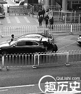 路上别车引纠纷 北京保时捷车主当街怒砸奥迪
