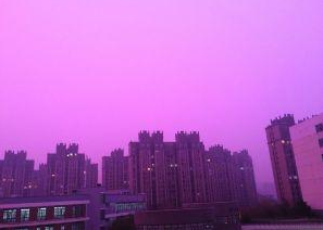 南京现玫红雾霾 市民 出新款了 快来一口 