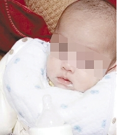 漂亮女婴被遗弃在超市 监控拍下了可疑人物