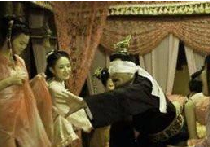 古代皇帝怪癖 夺人妻女让男女行事供大臣观看