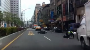 警用机车飞撞货车 警员执勤真拼命