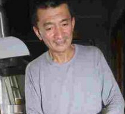 昔日亿万富豪摆摊还债 人生起起落落 我将再起