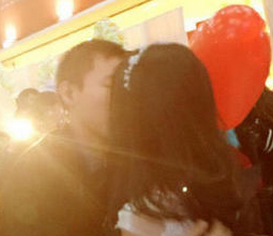 23岁小伙没车没房 女孩披婚纱向他求婚