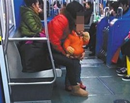 女子轻轨车厢把尿拒绝清理