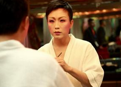 男子扮女装进高校女浴室偷窥 因"脚太大"被抓