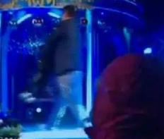 男子抱走表演男童 现场画面曝光