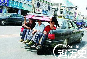 后备箱露出人腿