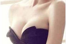 女子硅胶破裂假胸从上到下掉到大腿上