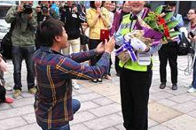 交警开罚单向女友求婚 市民质疑其拿法律开玩笑